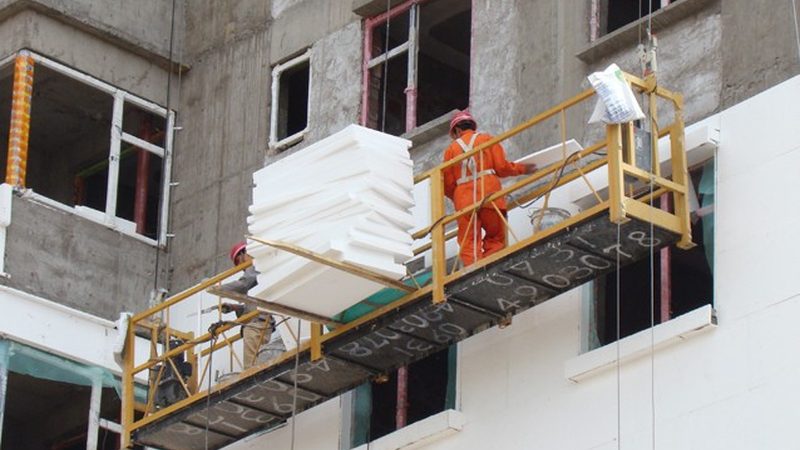 根据相关国家标准，非固化防水涂料的施工厚度应按照以下要求进行：